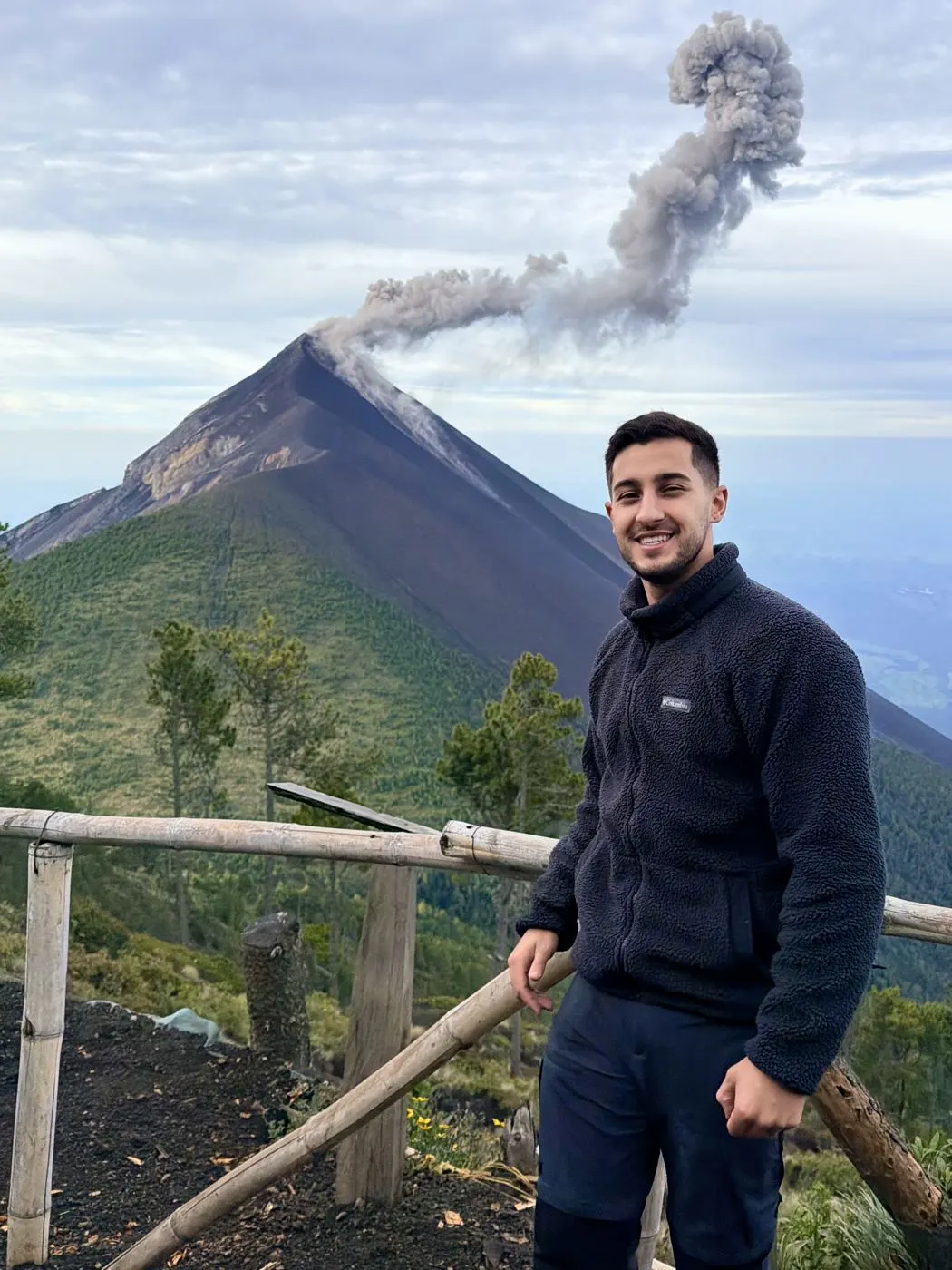 Victor com o vulcão ao fundo, na Guatemala